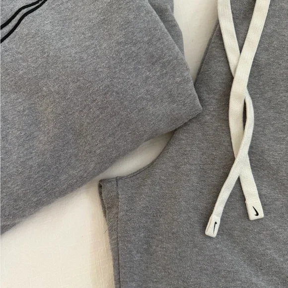 Nike crewneck and sweatpants - Picture 2 of 2